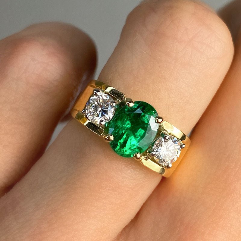 https://www.ragnar.ca/cdn/shop/products/emerald-diamond-ring-289810.jpg?v=1688504476